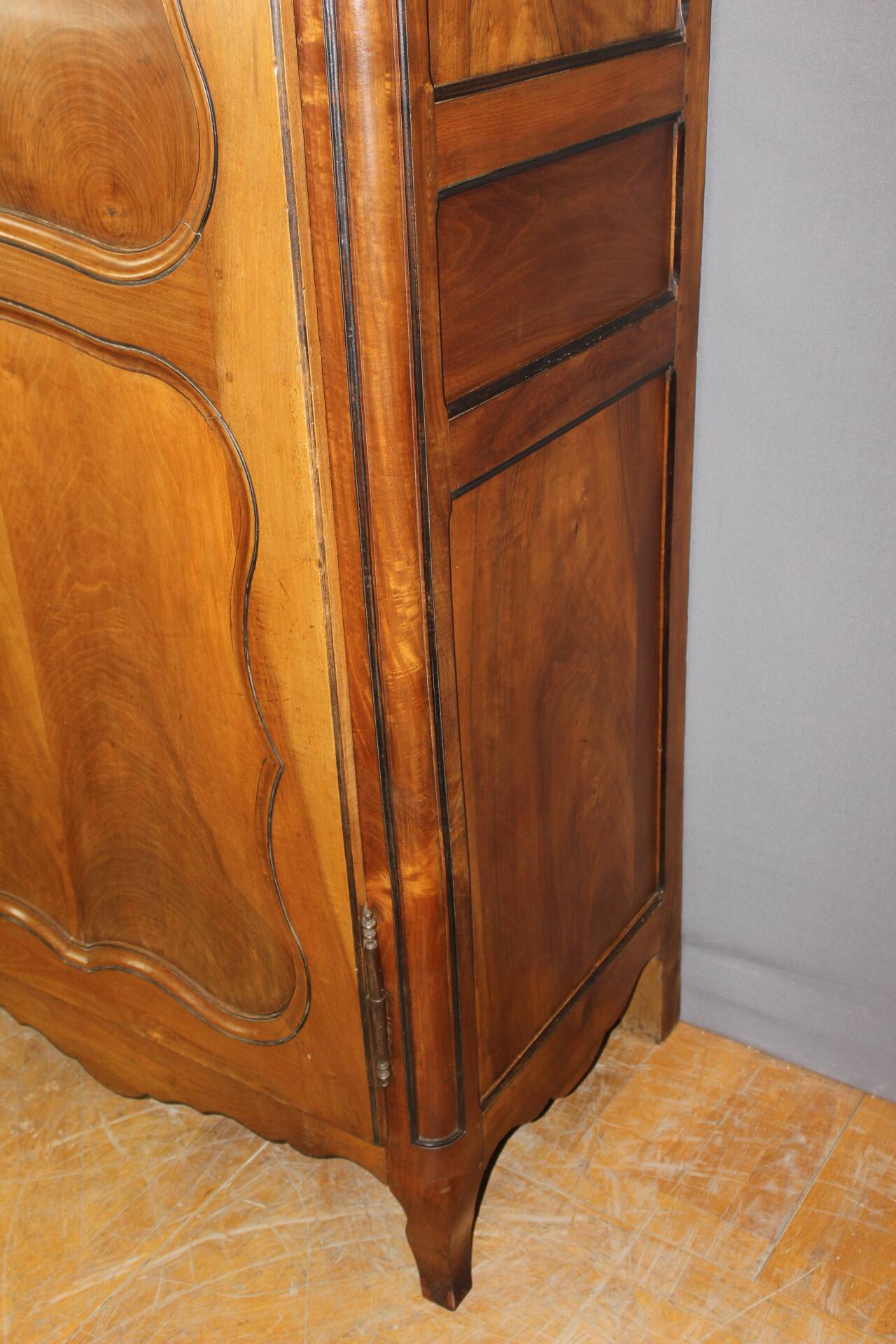 Louis XV bonnetière in walnut from the late 18th century