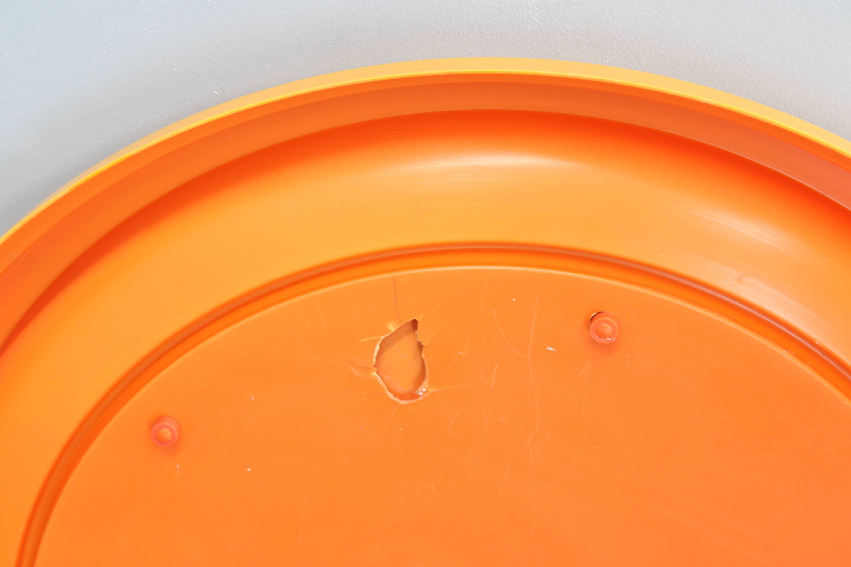 Miroir rond italien des années 1970 de la marque Salc, avec cadre en plastique jaune orangé.