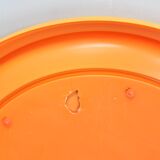 Miroir rond italien des années 1970 de la marque Salc, avec cadre en plastique jaune orangé.