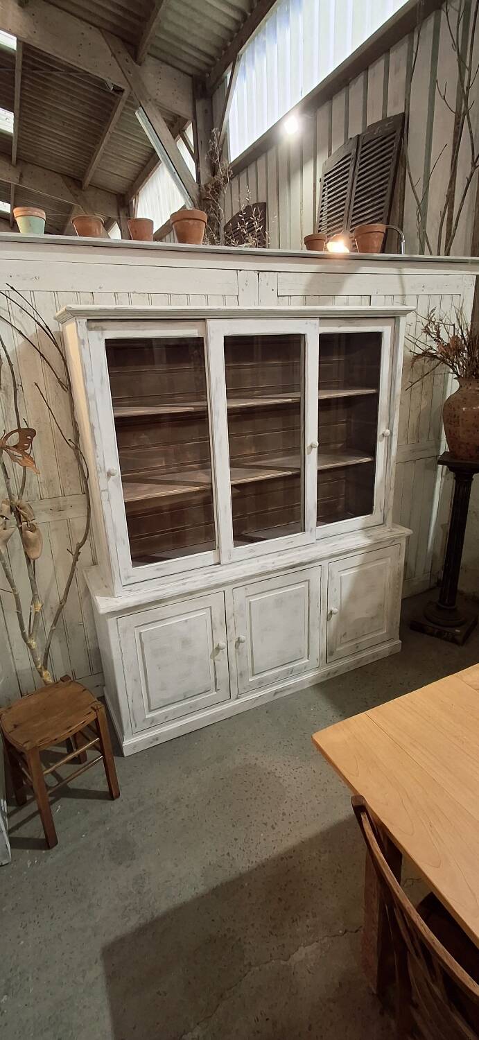 Buffet with 2 glass doors