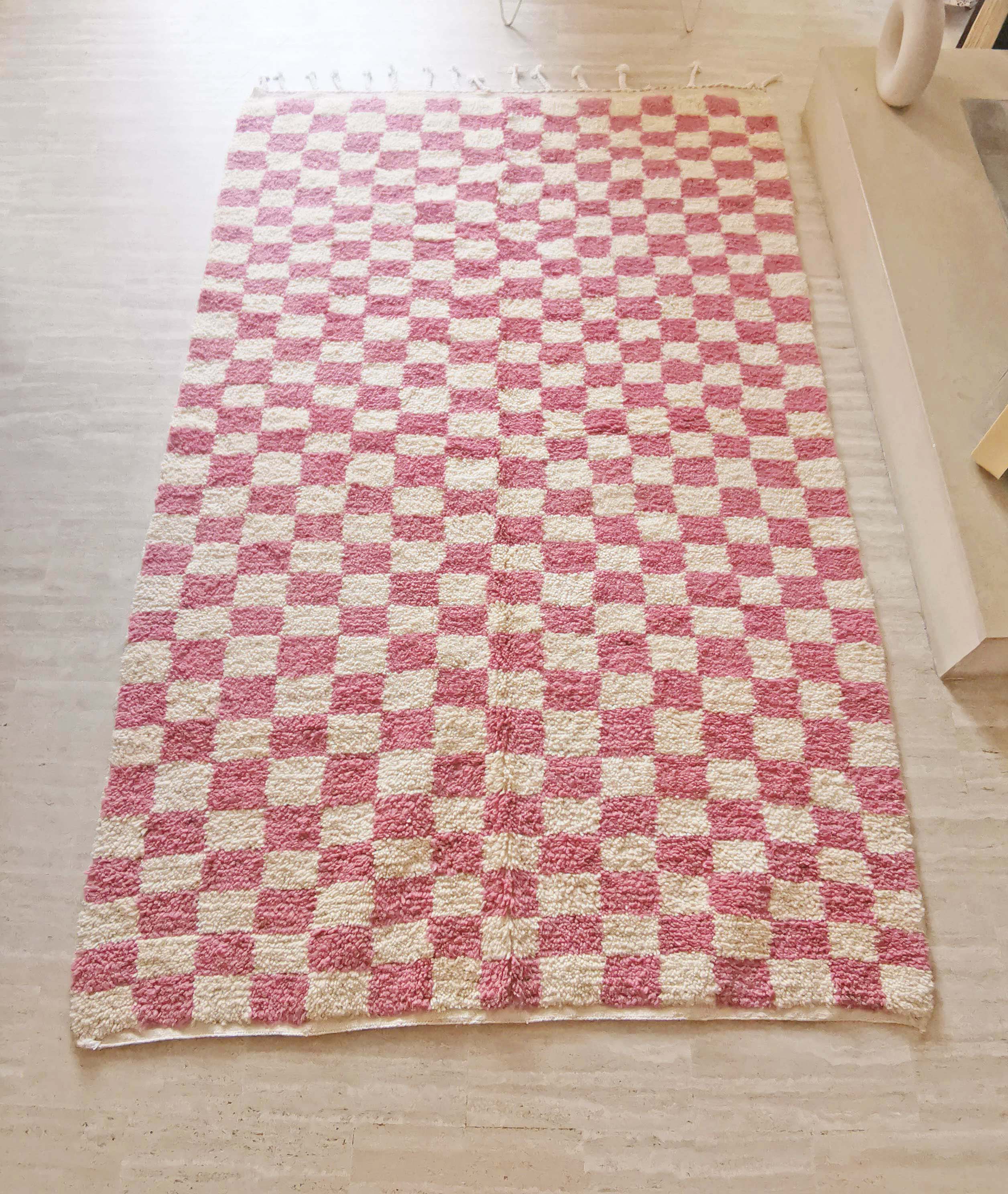 Pink and white Beni Ouarain checkered Berber rug in wool