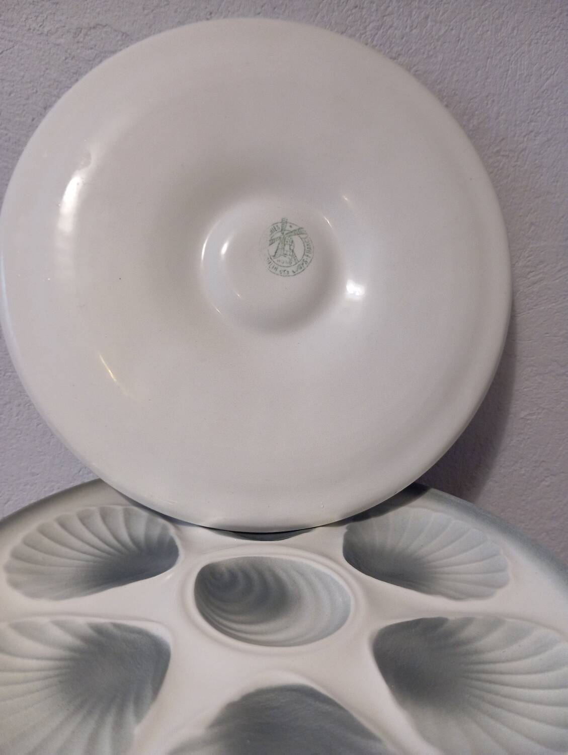 8 white/grey-blue shell/oyster plates, Moulin des Loups Orchies, France