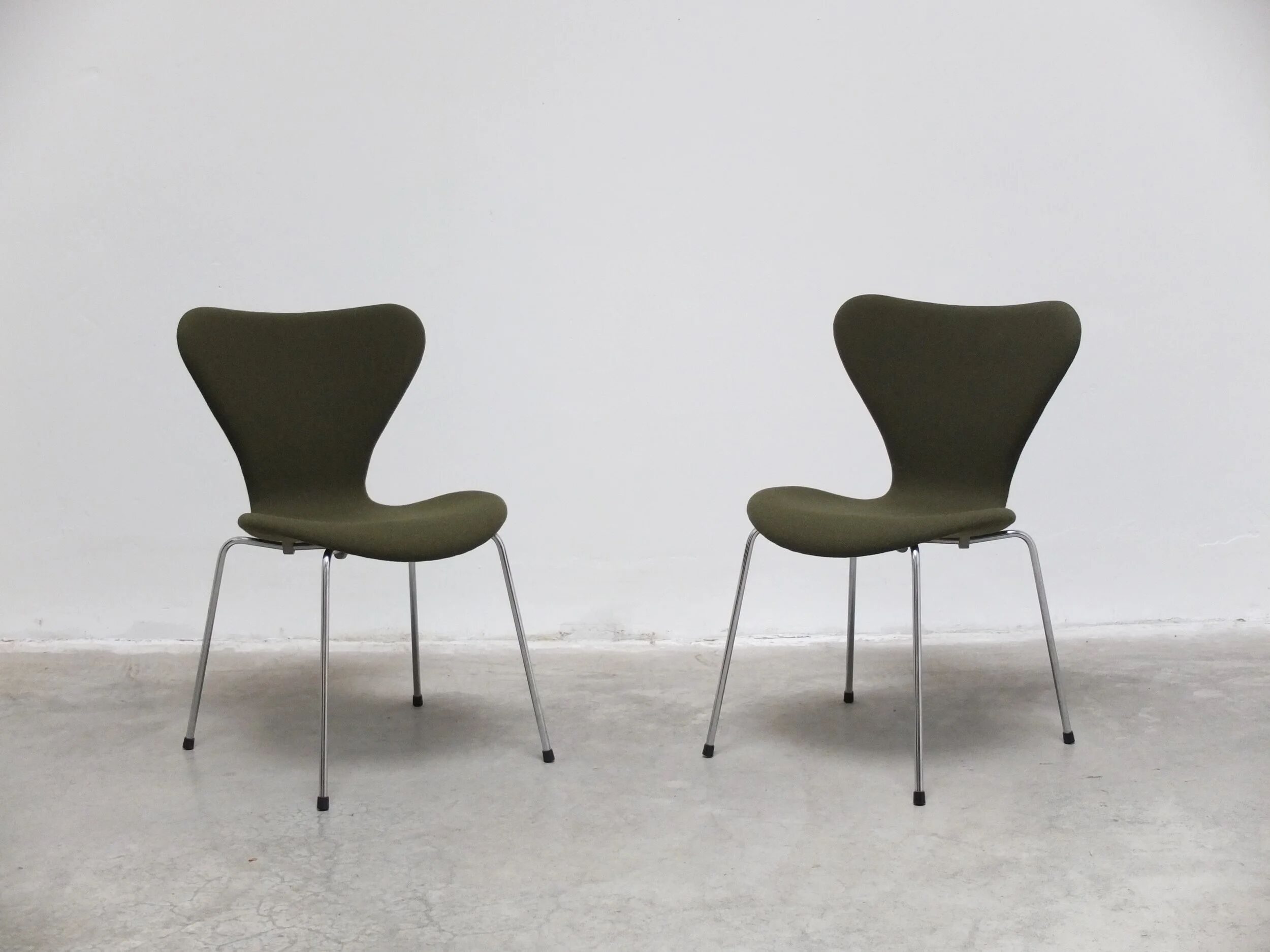 Pair of 'Series 7' chairs in green fabric by Arne Jacobsen for Fritz Hansen, 1980