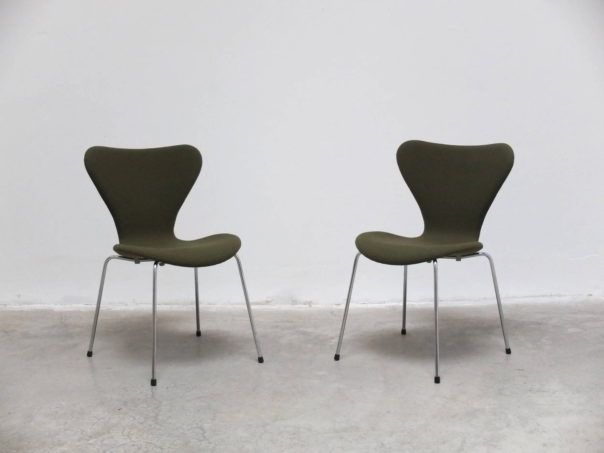Pair of 'Series 7' chairs in green fabric by Arne Jacobsen for Fritz Hansen, 1980