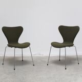 Pair of 'Series 7' chairs in green fabric by Arne Jacobsen for Fritz Hansen, 1980