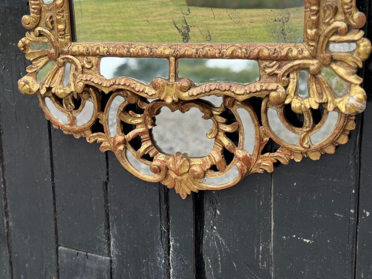 Miroir de style baroque en bois sculpté et doré, Empire Austro-hongrois, début XIXème siècle