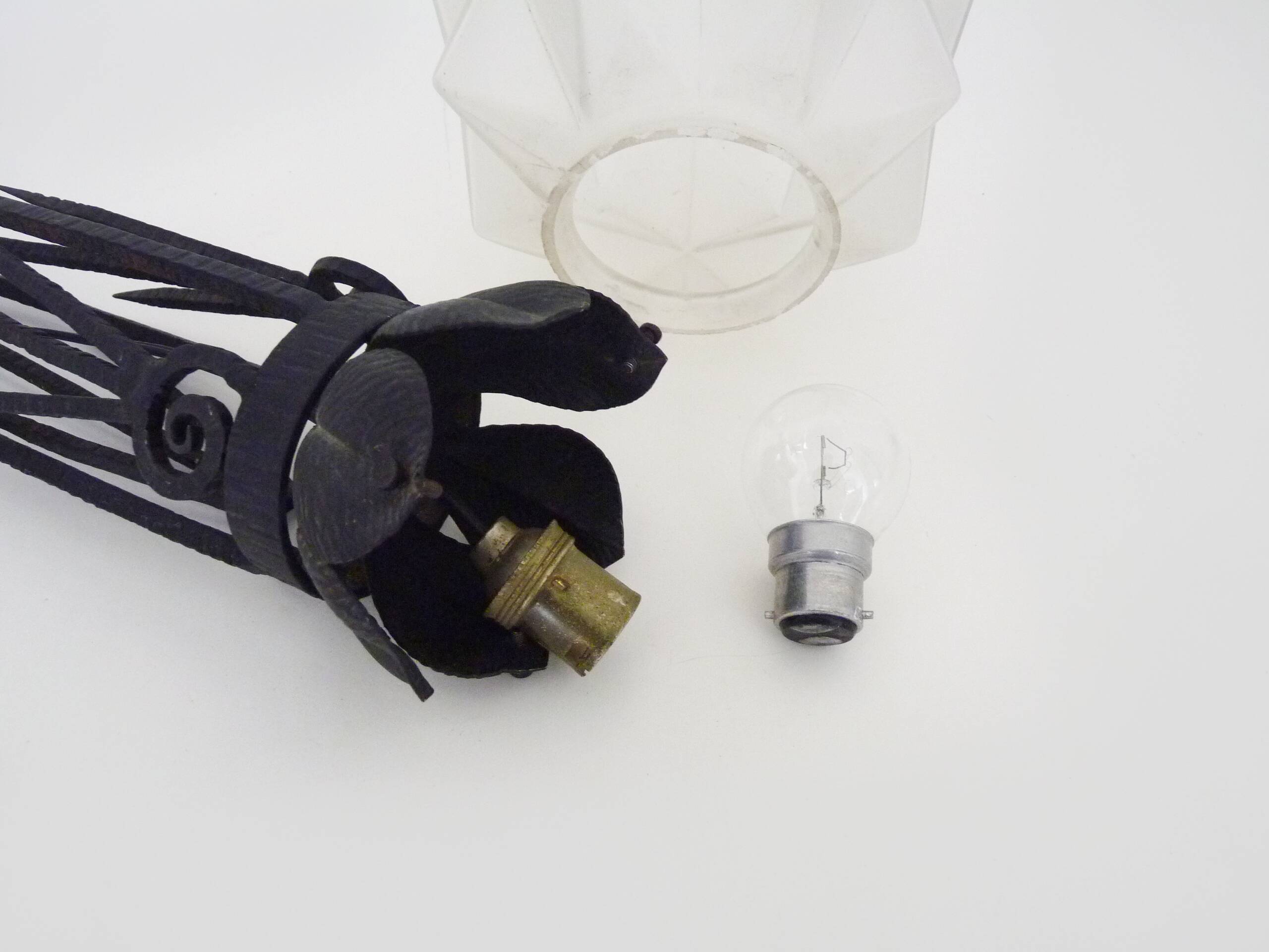 Chandelier, Art Deco suspension in wrought iron and star globe in glass paste.