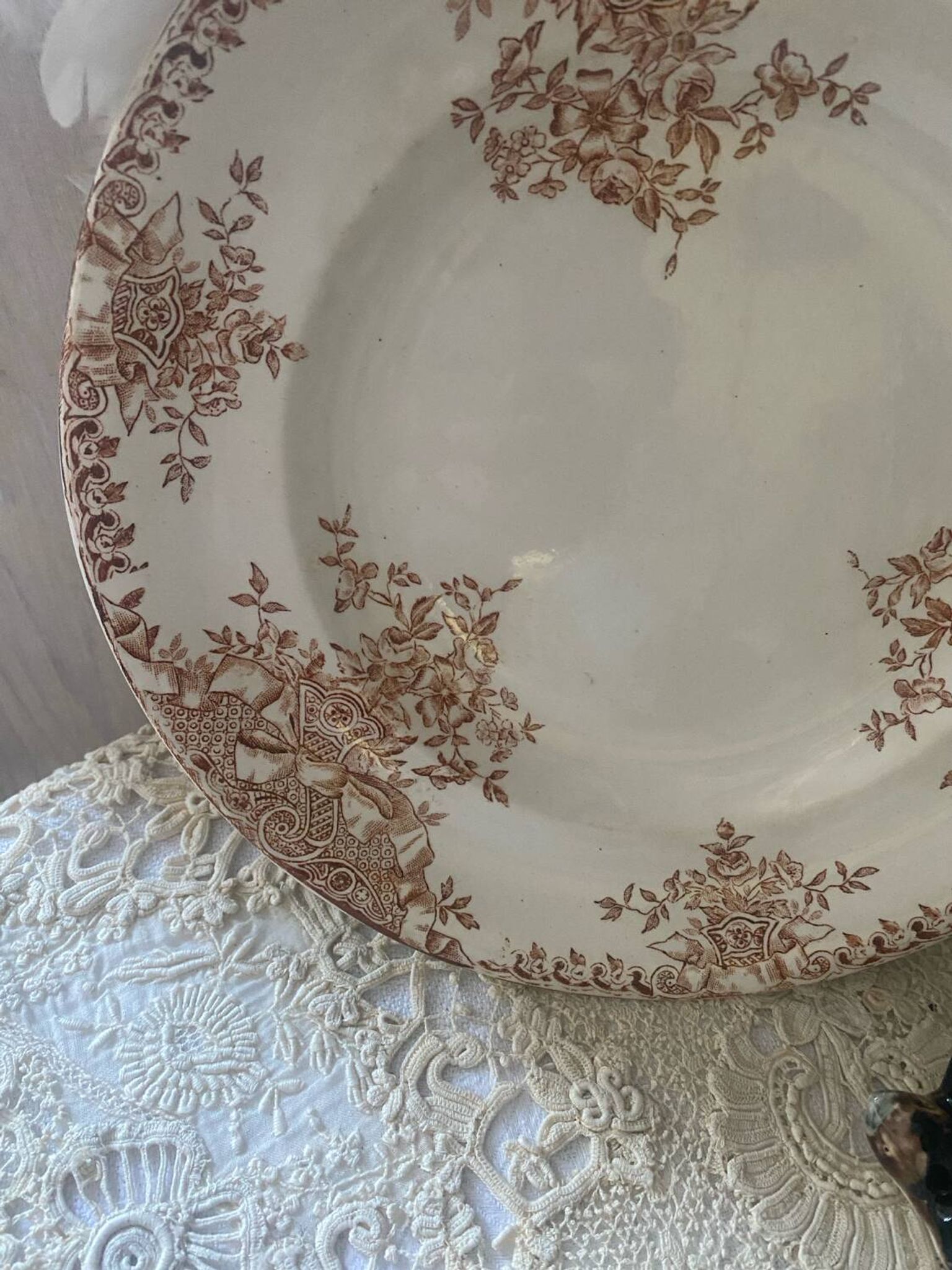 Assiette plate en terre de fer Longwy modèle Marly