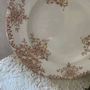 Assiette plate en terre de fer Longwy modèle Marly