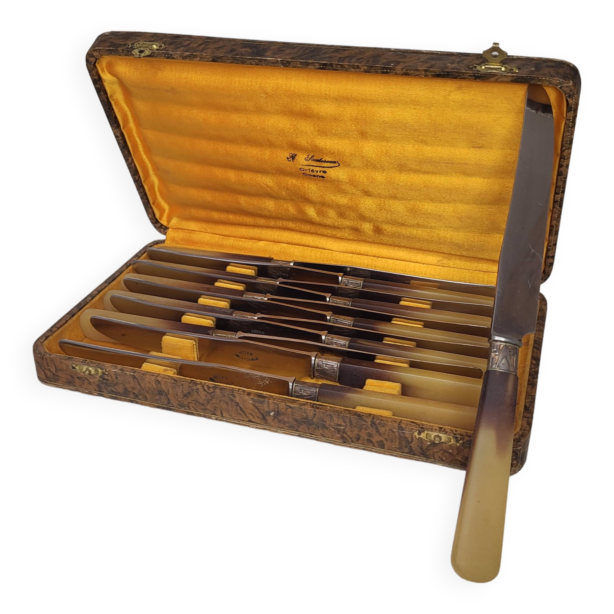 12 bakelite knives with steel blade