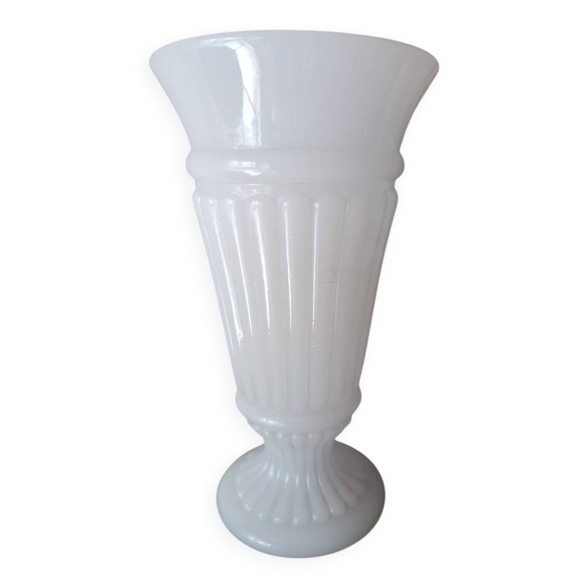 Vase ancien en opaline blanche
