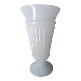Vase ancien en opaline blanche
