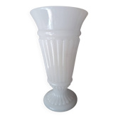 Vase ancien en opaline blanche