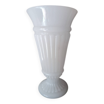 Vase ancien en opaline blanche