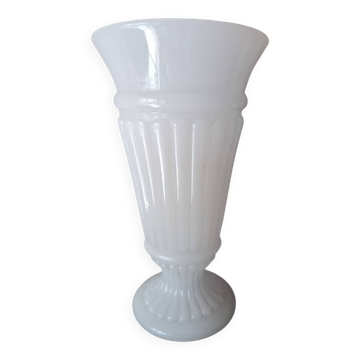 Vase ancien en opaline blanche