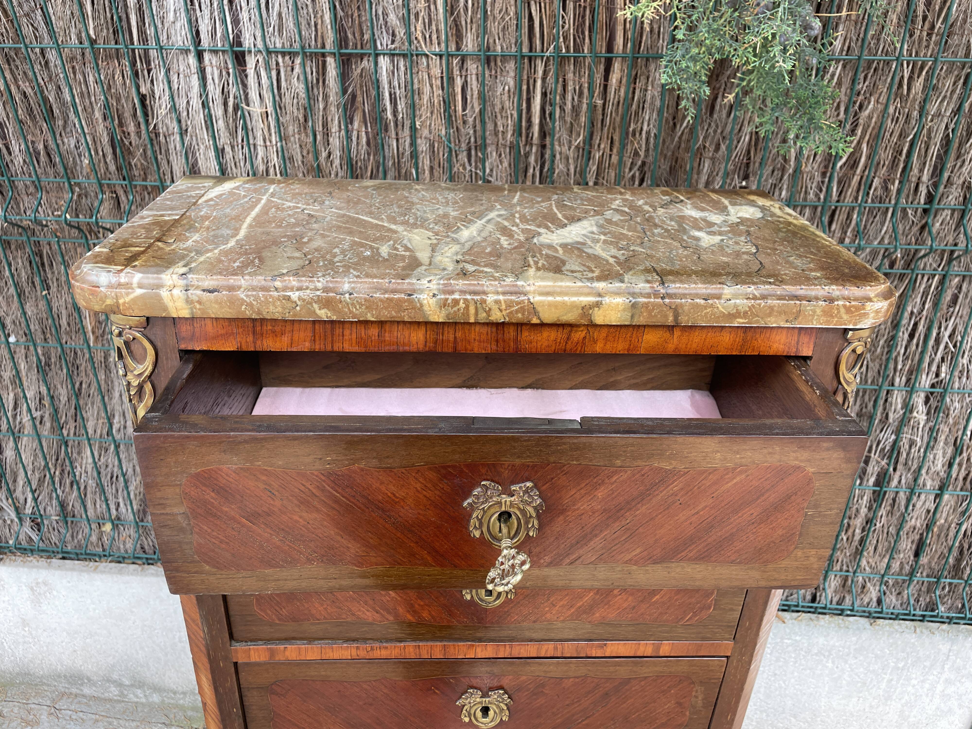 Weekly / chiffonnier, chest of drawers with 8 drawers in marquetry, marble top.