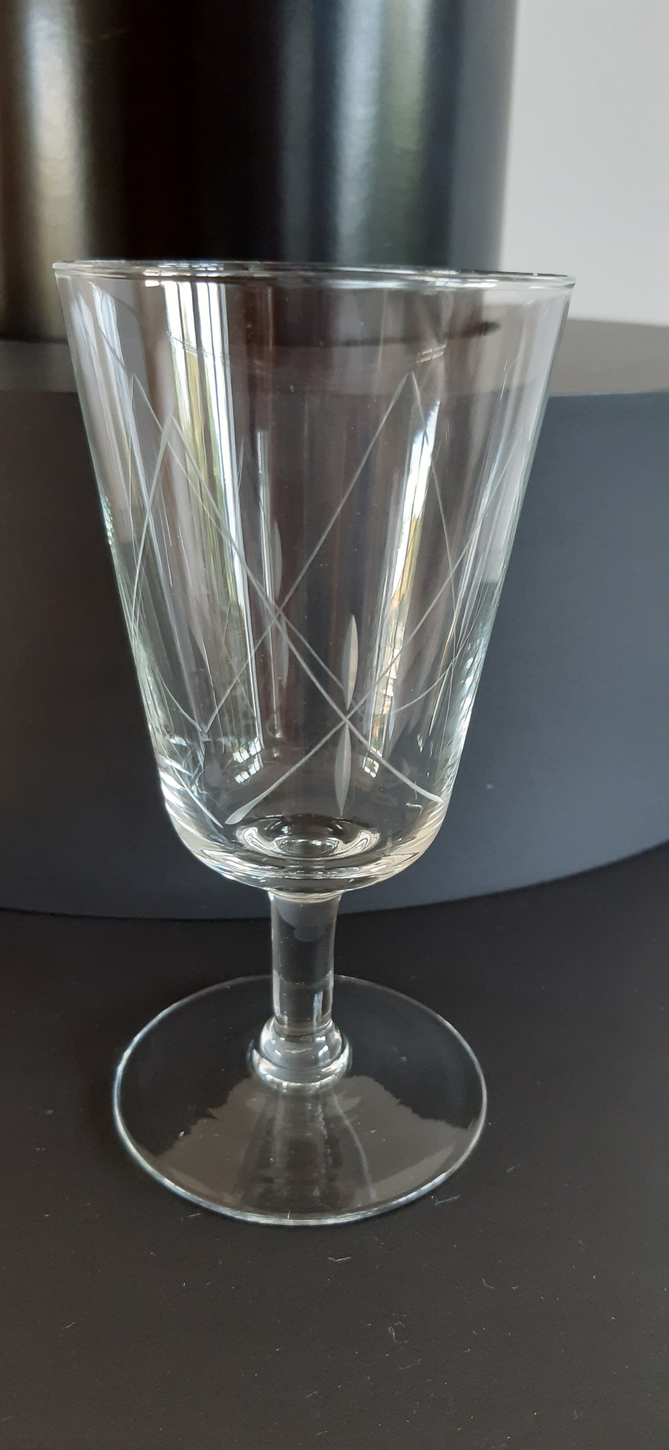 Lot de 10 verres à vin / eau gravés années 50