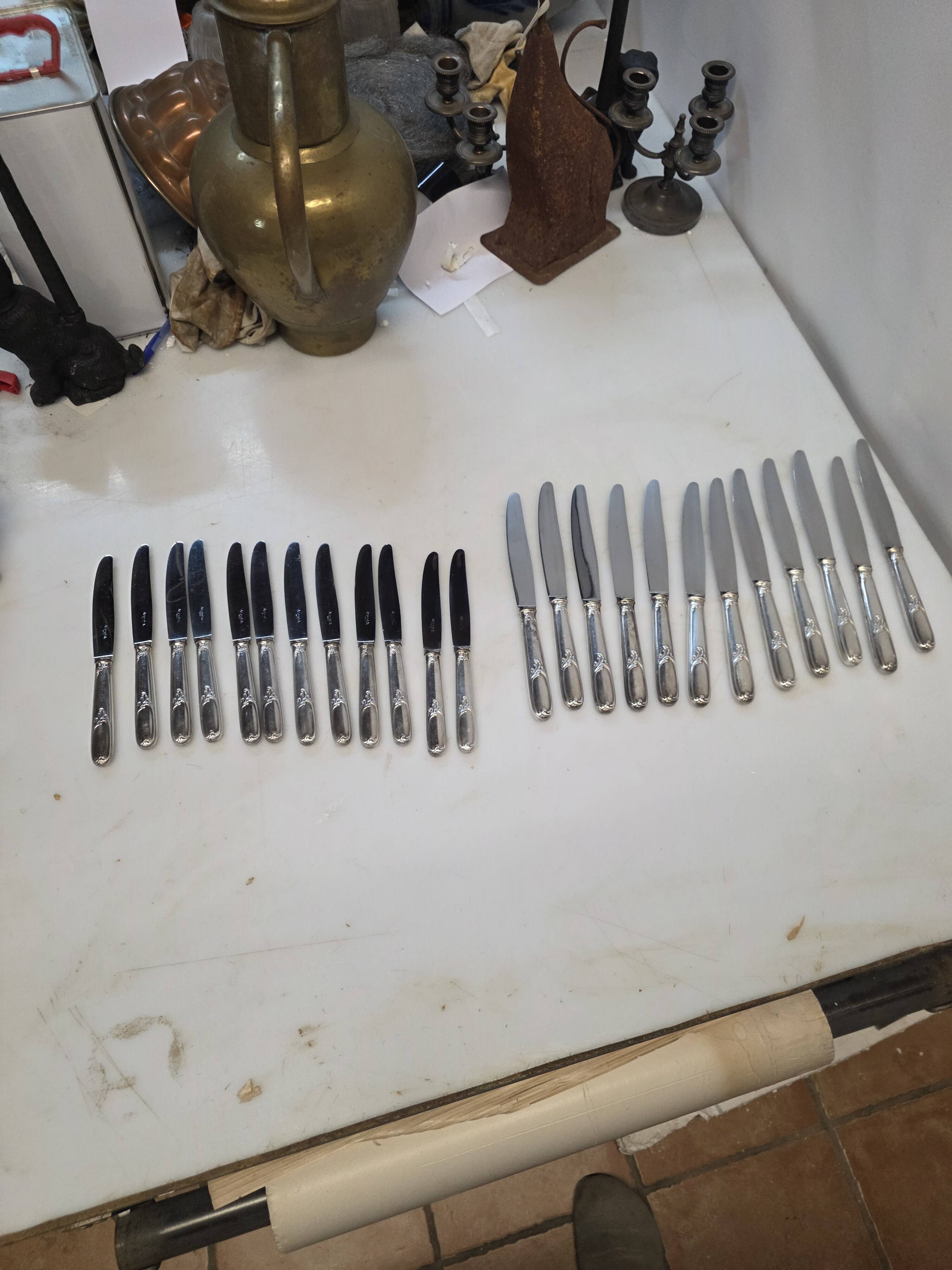 24 couteaux en métal argenté