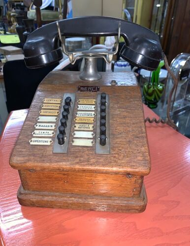 Téléphone de bureau ancien en bois
