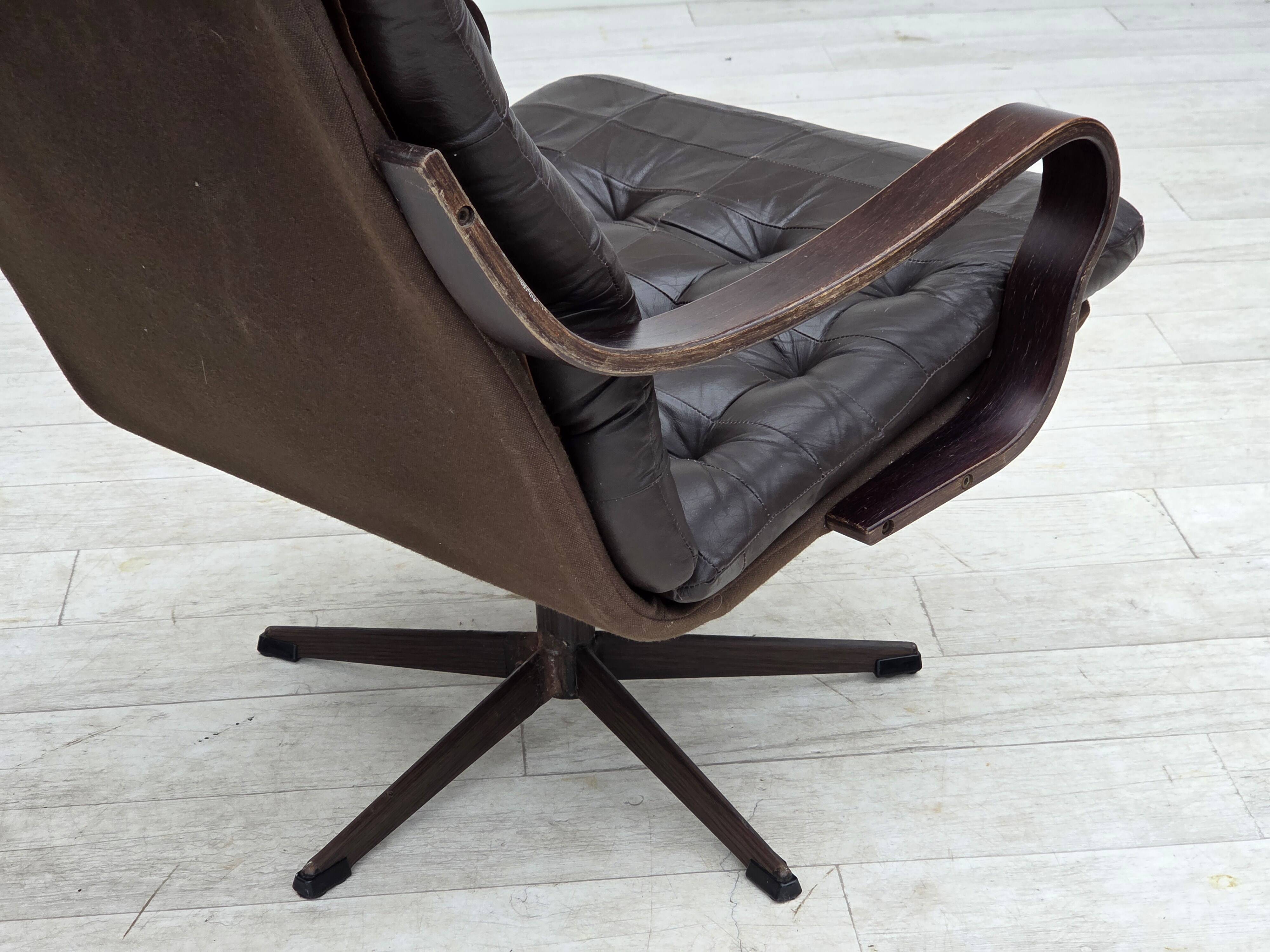 Fauteuil pivotant scandinave des années 1970, en cuir patchwork d'origine.