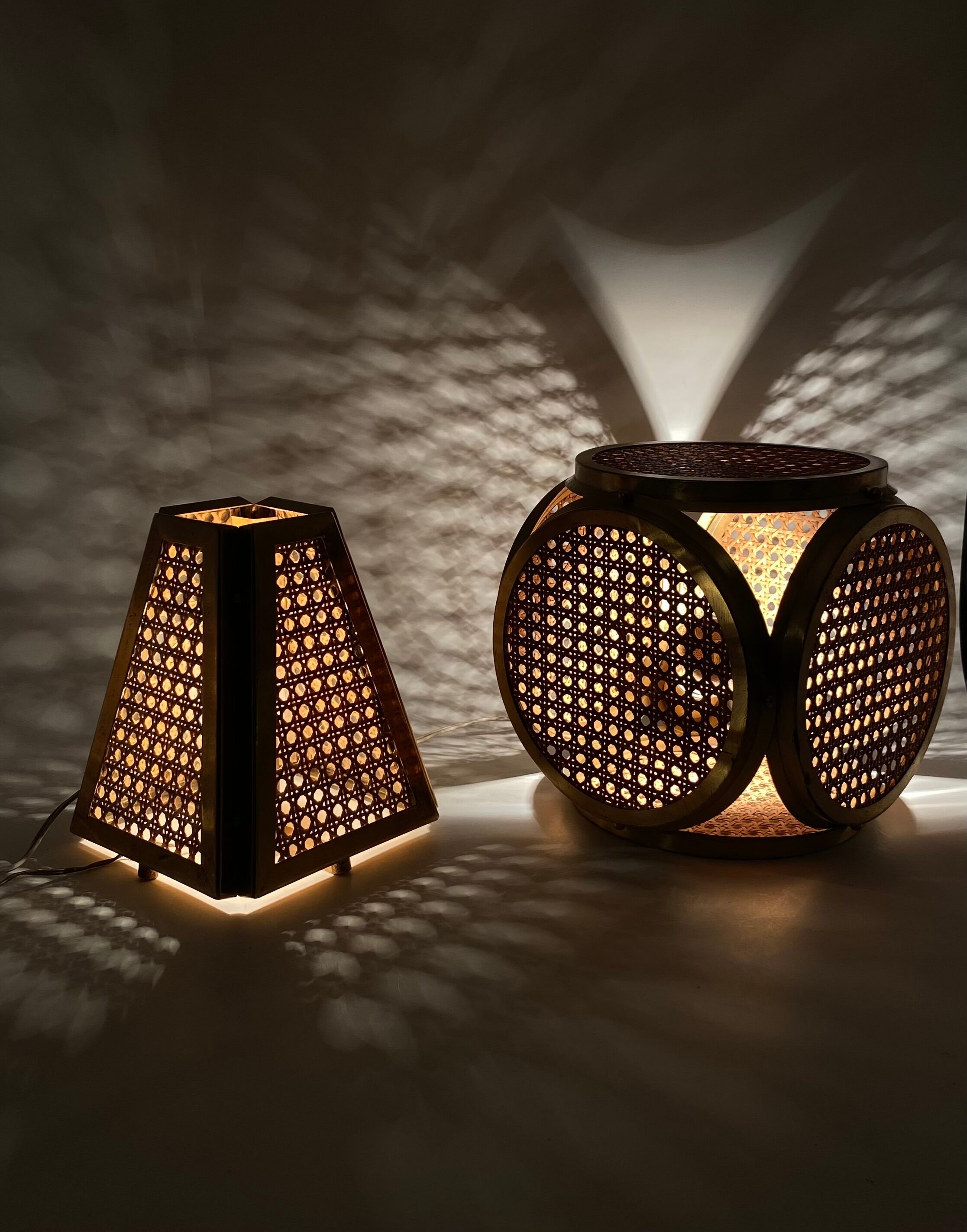 Ensemble de 2 lampes régence hollywoodiennes en laiton et paille viennoise, Italie 60's / 70's