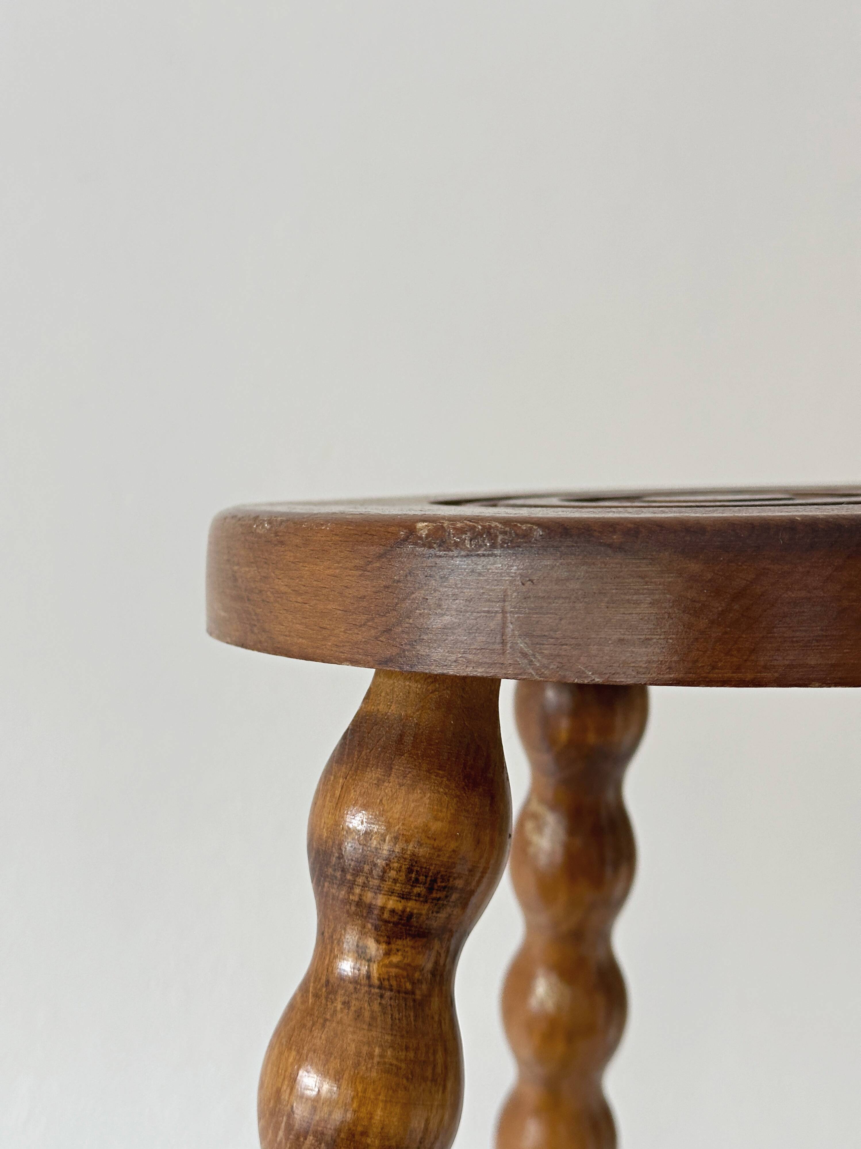 Tabouret tripode ancien, bois tourné