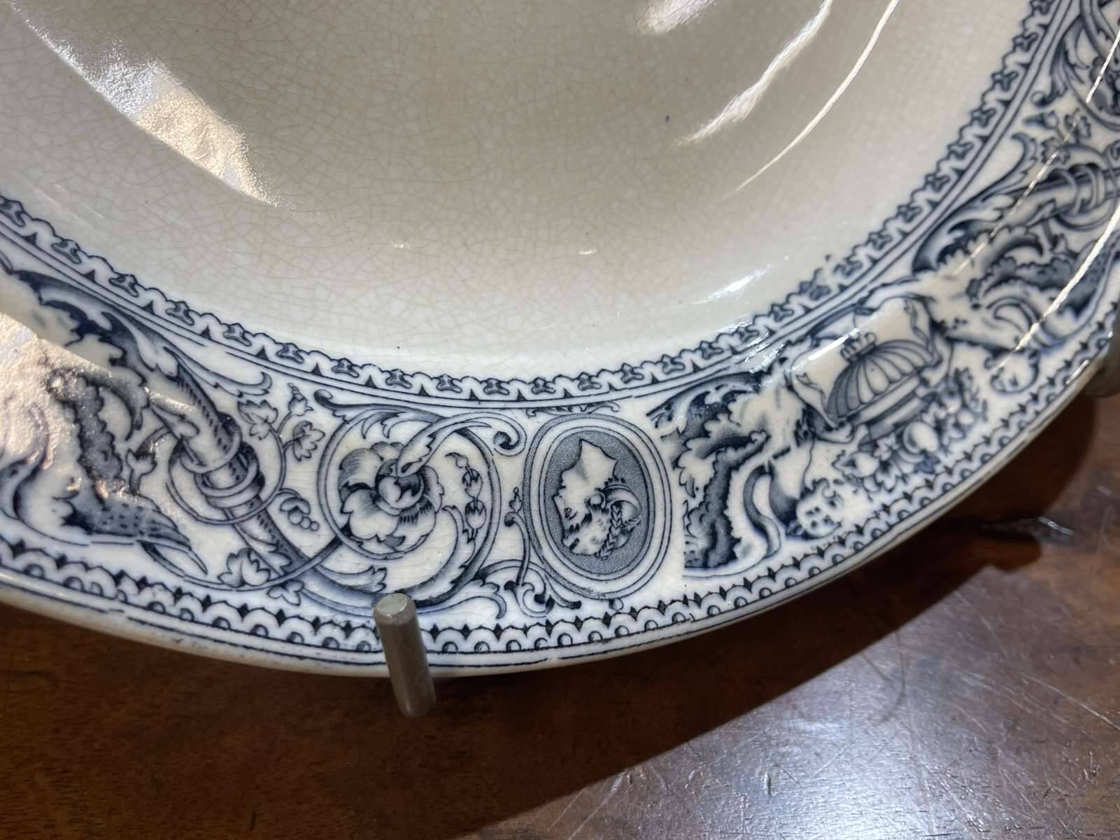 Pair of round Minton English porcelain dishes, Florentine pattern