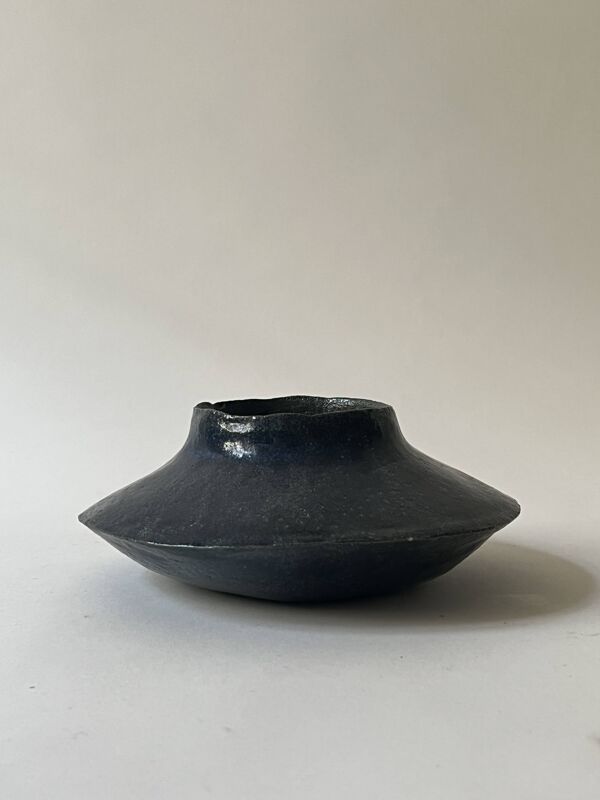 Vase toupie fait main en céramique émaillée et signée vers 1950