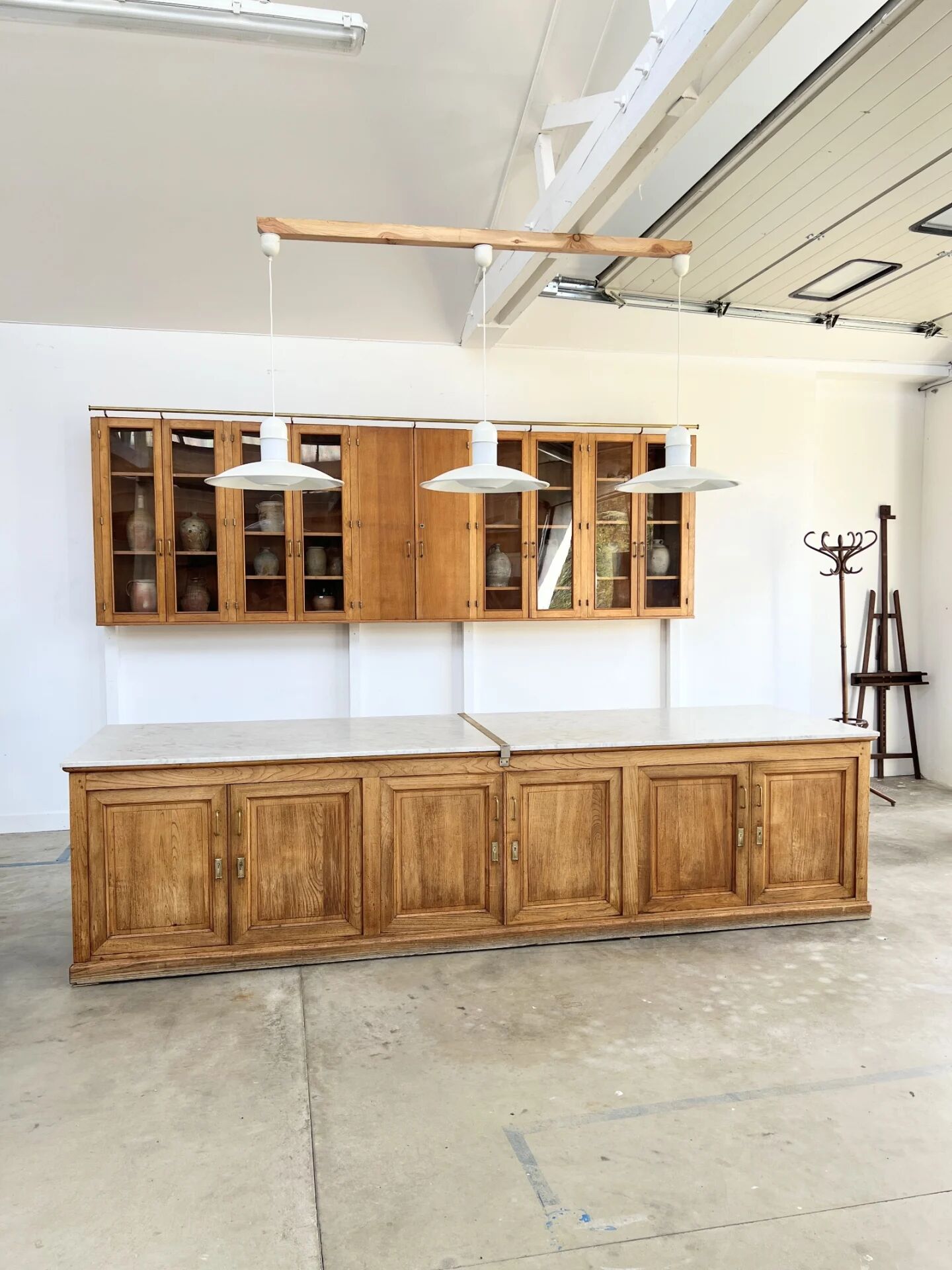 Comptoir de pharmacie double face en châtaignier et marbre — Art Déco, 1900