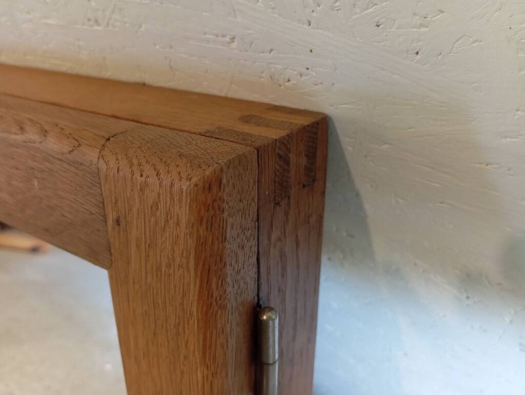 Wall-mounted wardrobe in solid oak