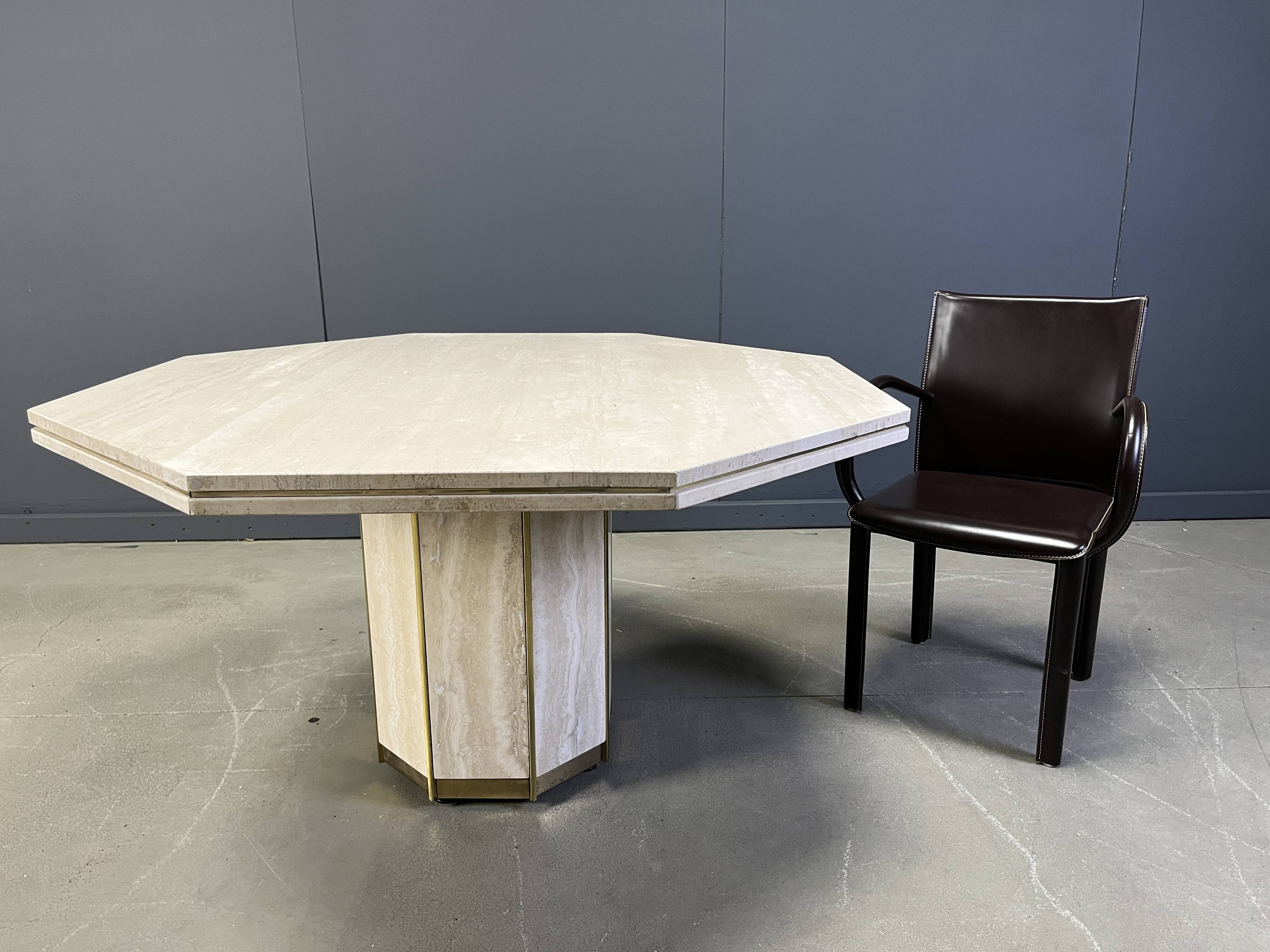 Table à manger octogonale italienne en travertin et laiton des années 1970