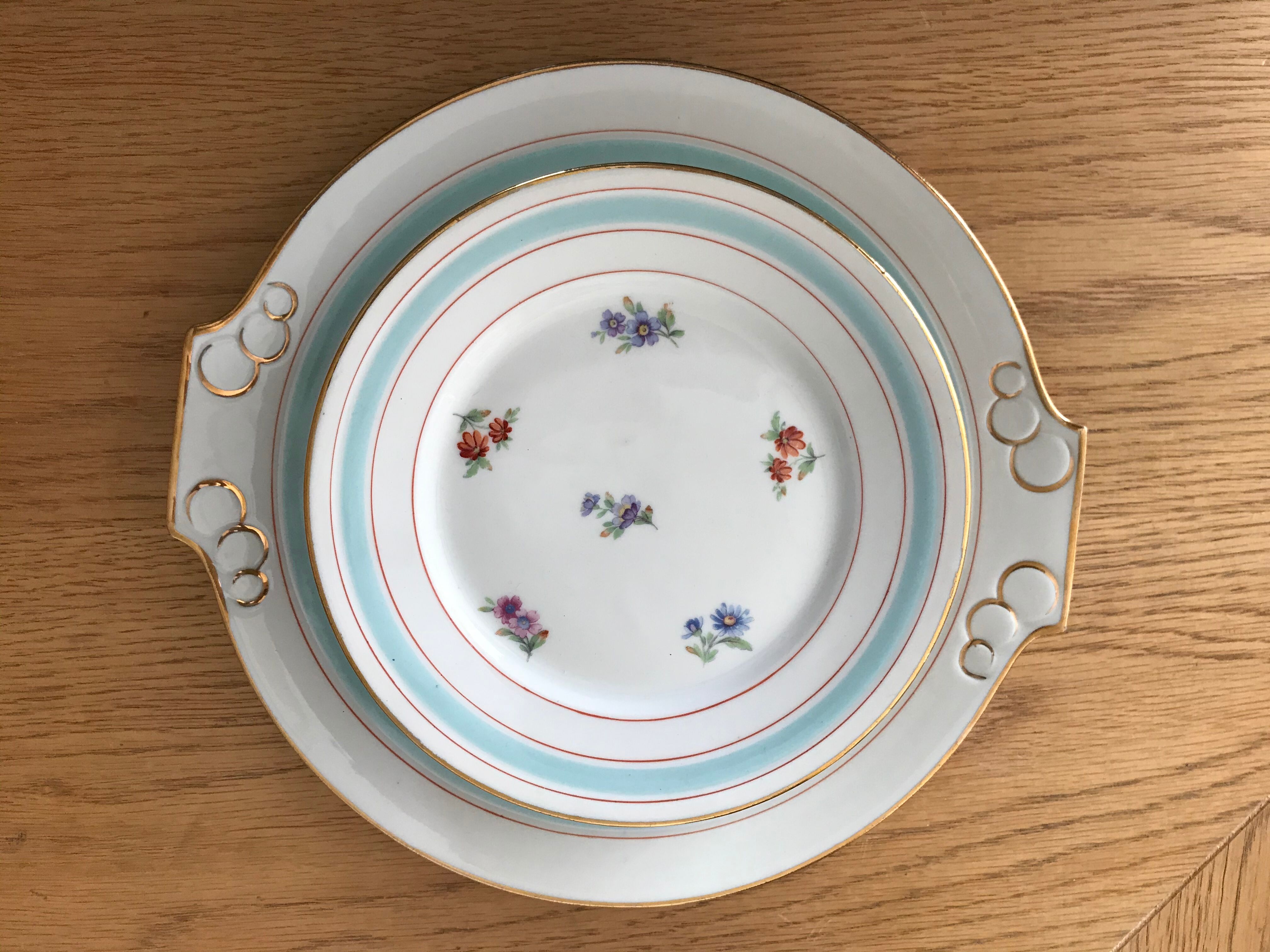 Service plates with dessert decoration flowers