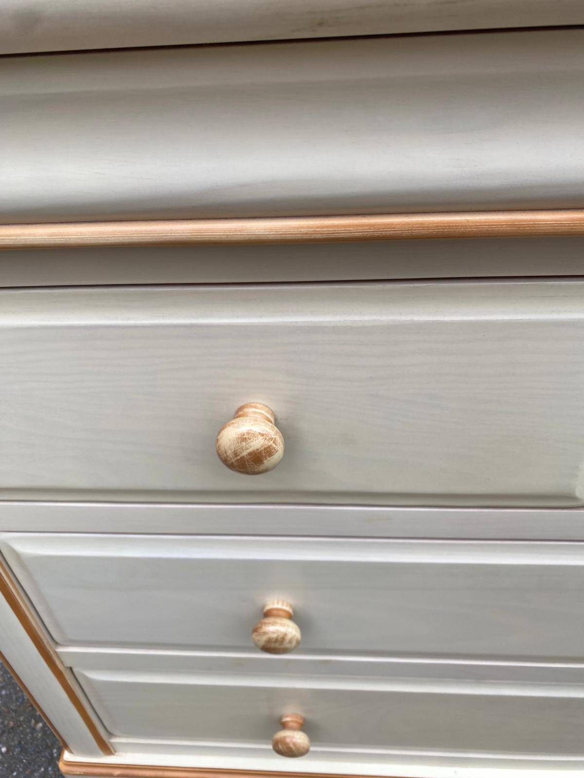 Commode bohème chic Louis Philippe beige