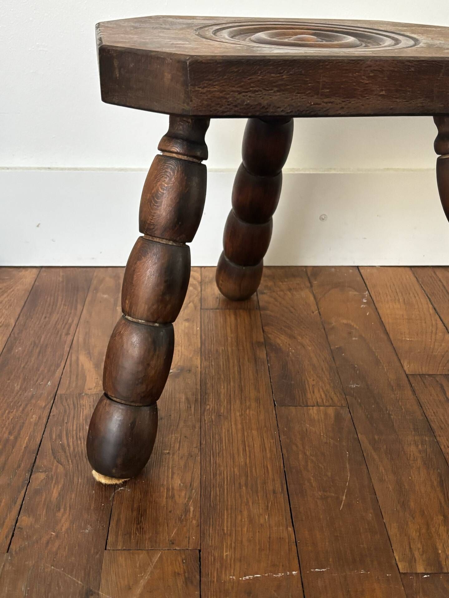 Tabouret tripode en bois