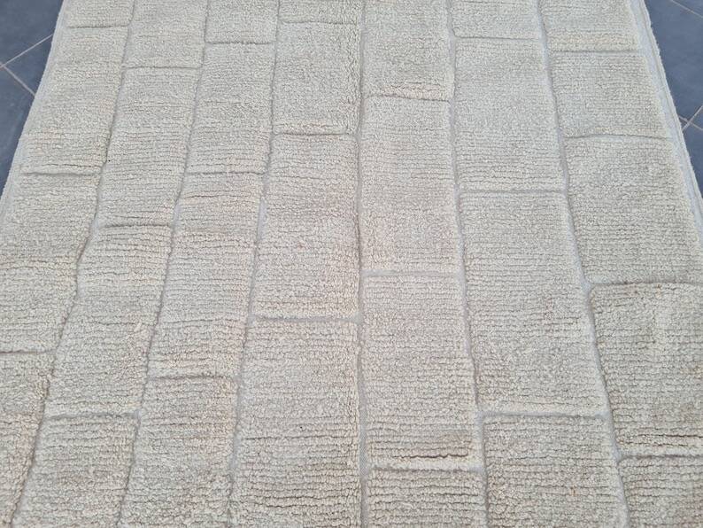 Large white Moroccan handwoven traditional carpet size 2/3m