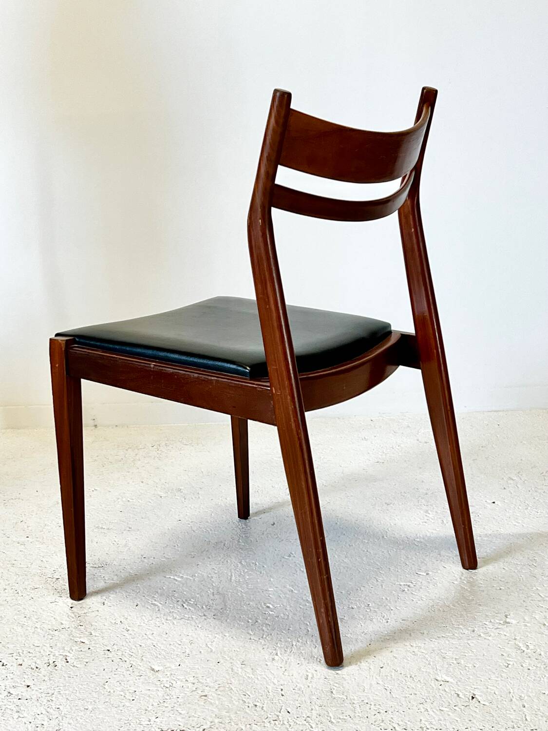 4 chaises scandinaves