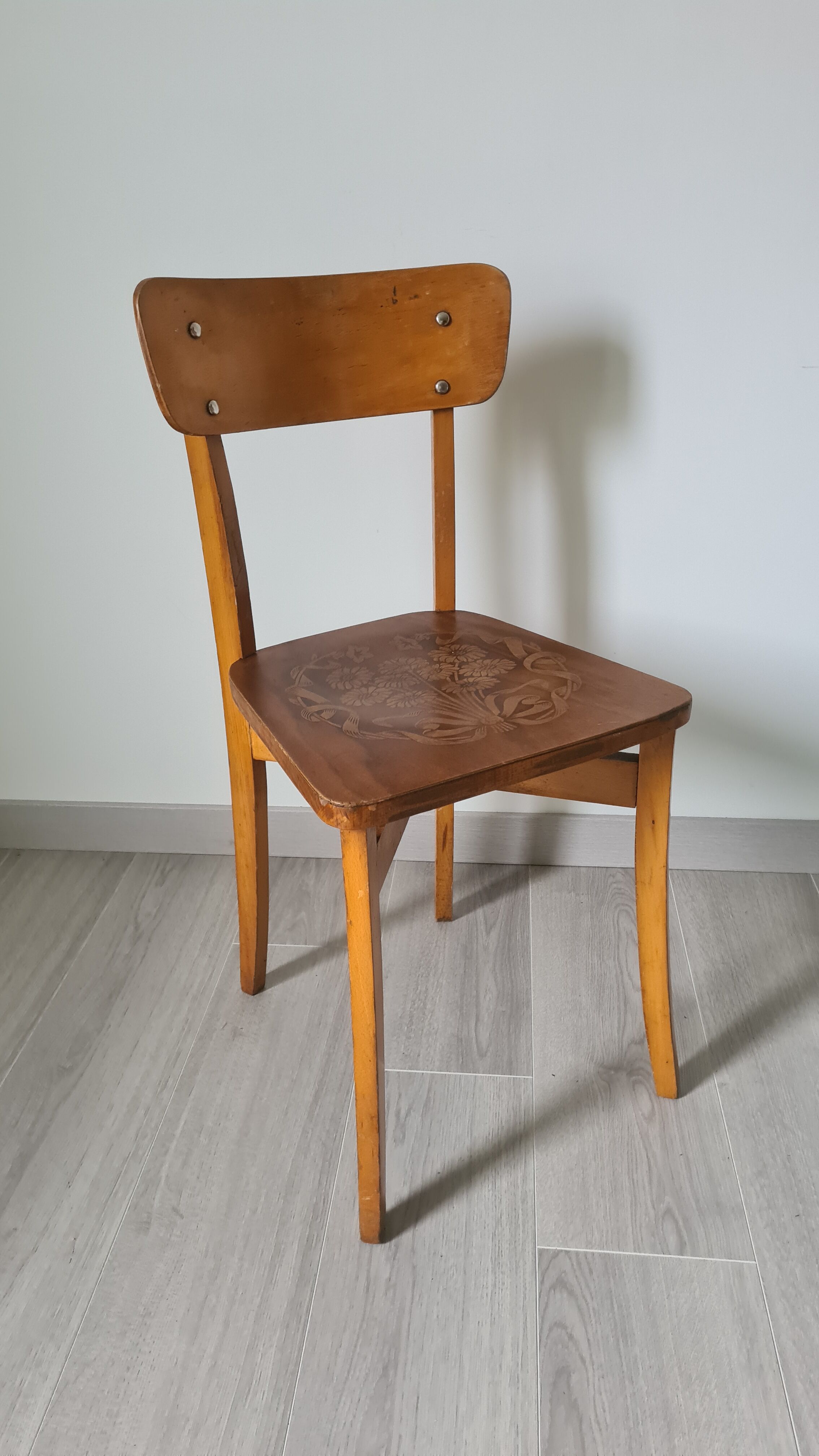 Chaise de bistrot gravée en hêtre
