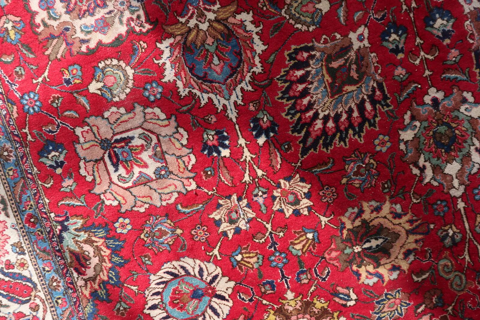 Tapis en laine Tabriz antique, motif floral Shah Abbasi sur tout le tapis, champ cramoisi, vers 1920 — 303 × 403 cm — 1C1278