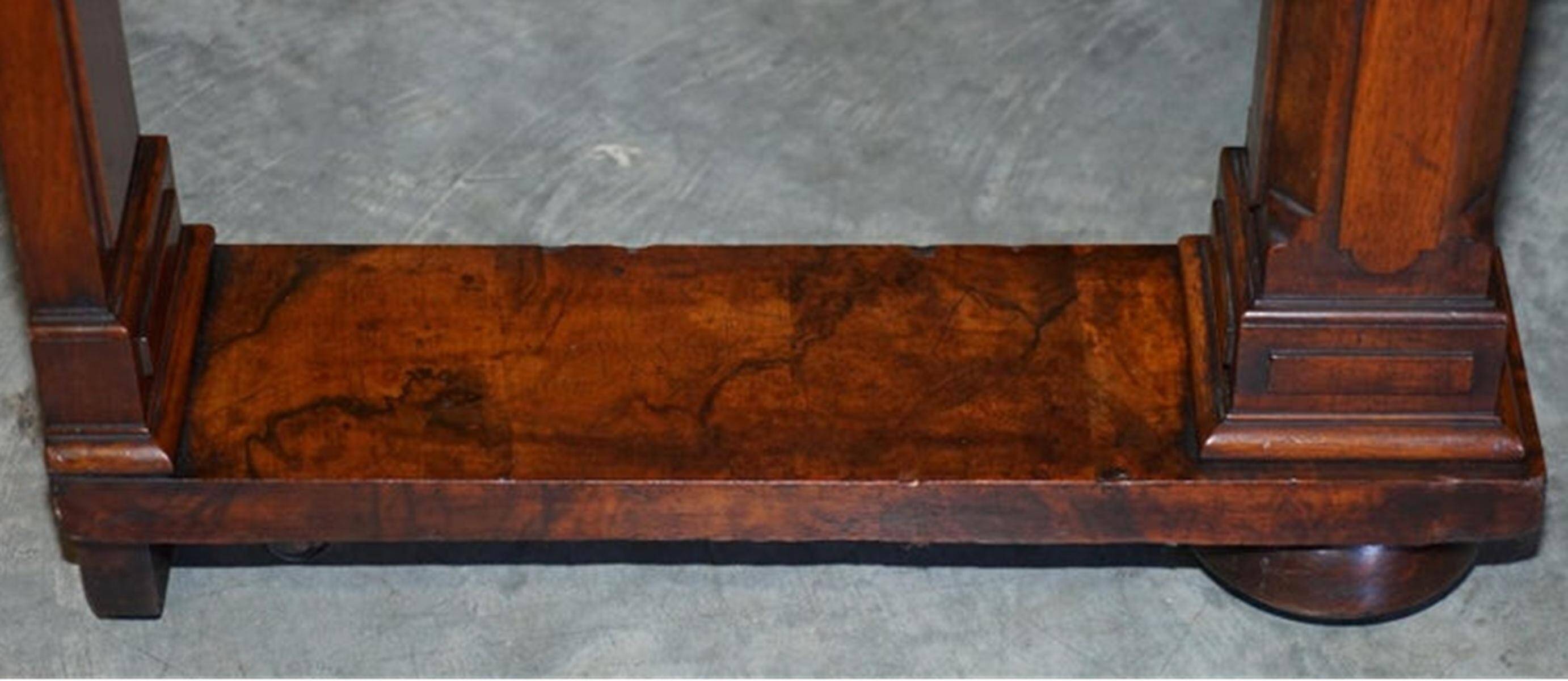 Renaissance writing table in flamed walnut, Pugin style, around 1850.