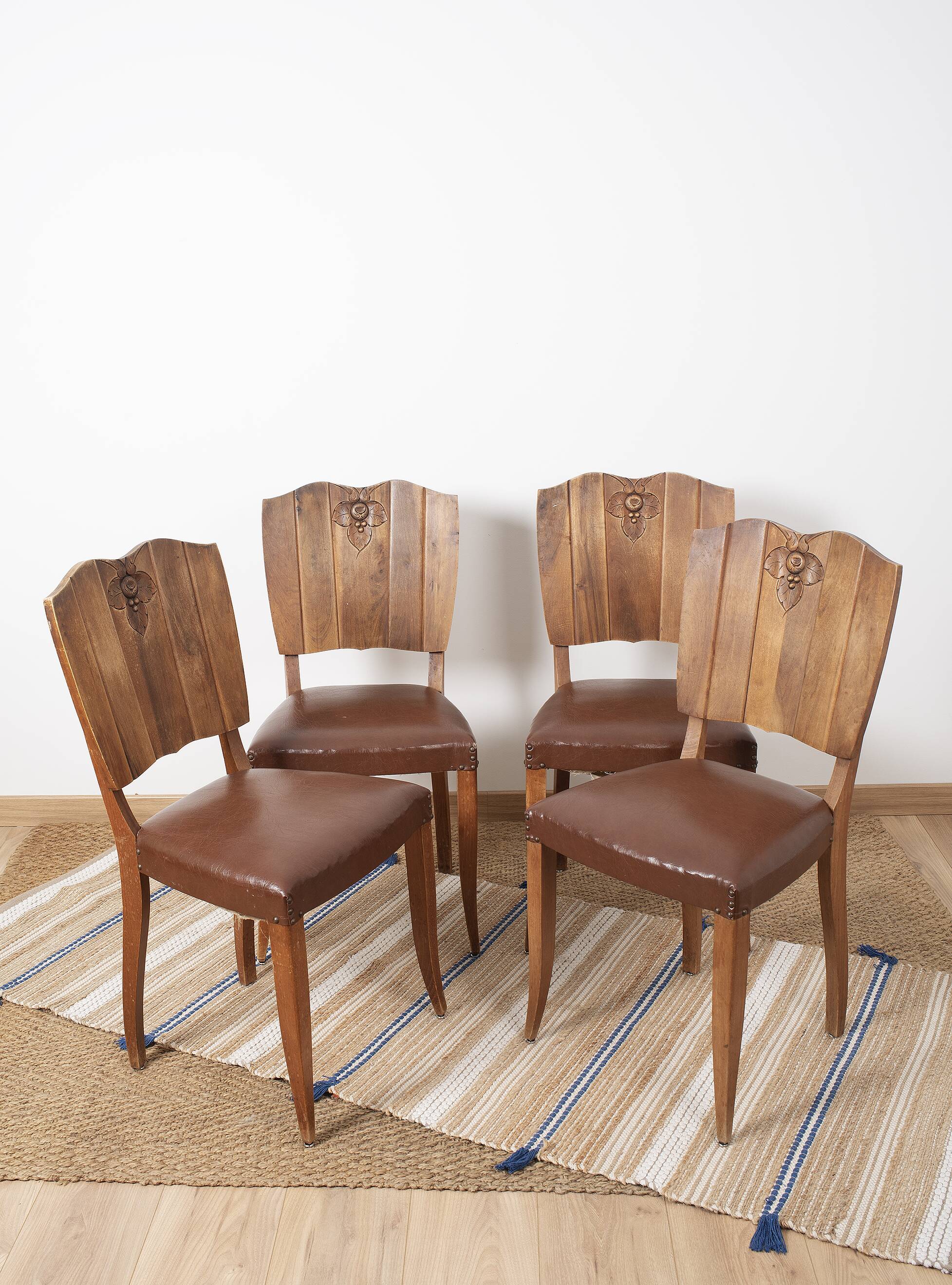 Set of 4 Art Deco chairs in carved wood