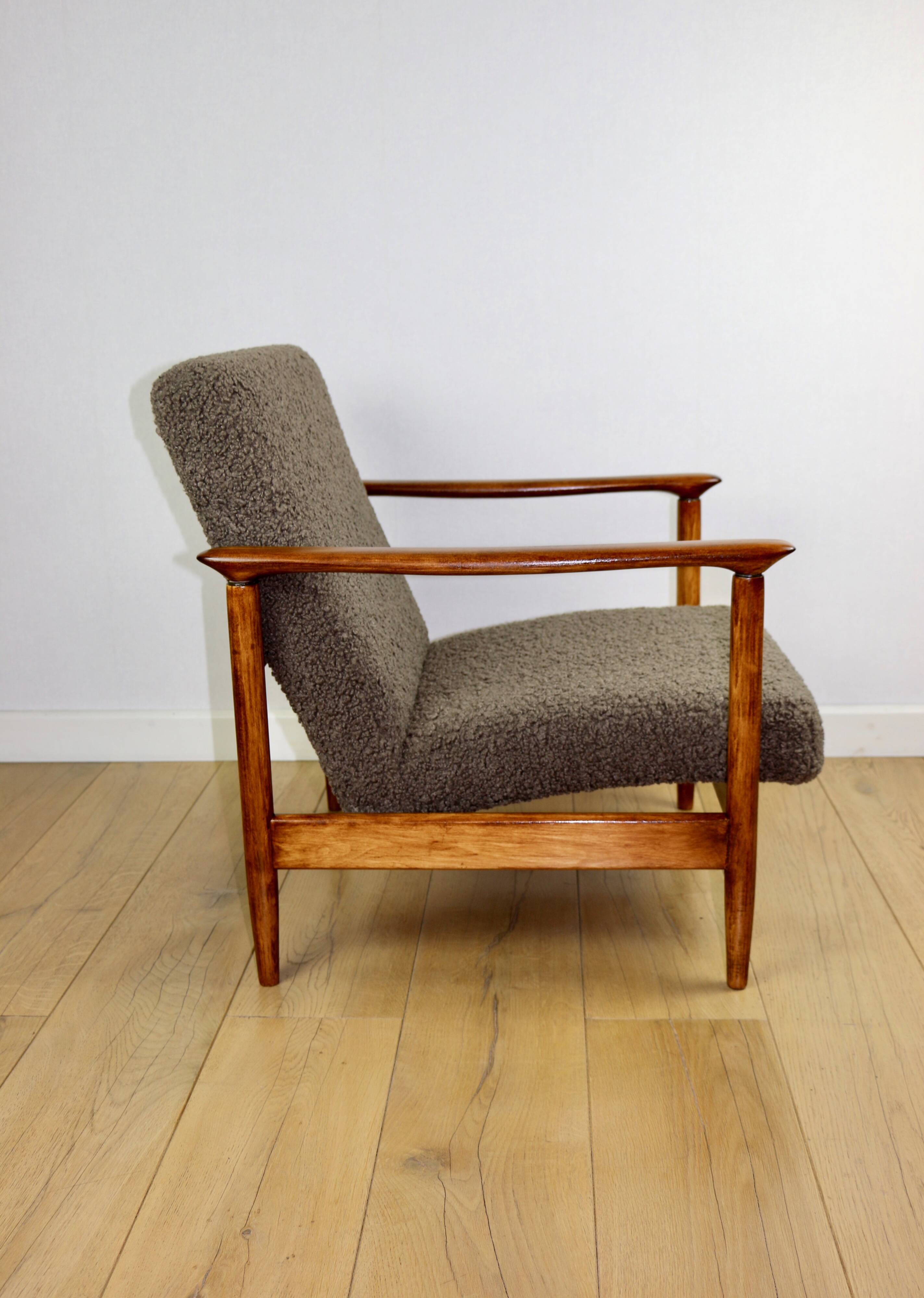 Fauteuil GFM-142, design d'Edmund Homa des années 70, bouclé épais marron chocolat - 2 pièces disponibles.