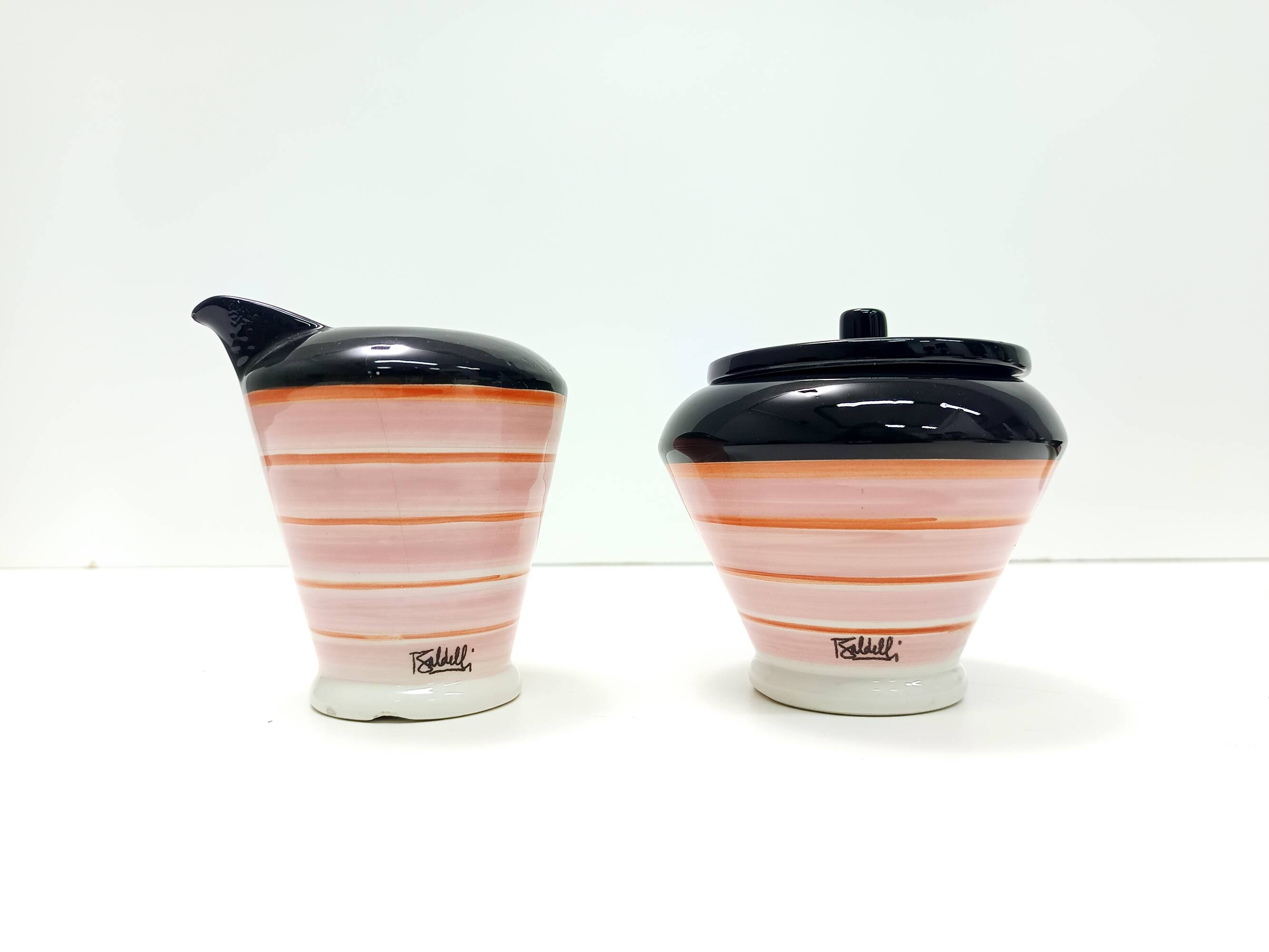 Quatre tasses à café en céramique par Baldelli avec un pichet à lait et un sucrier, Italie.