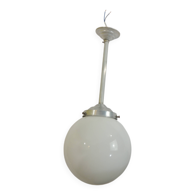 Suspension vintage en métal aluminium et globe en verre opalin – Design ind