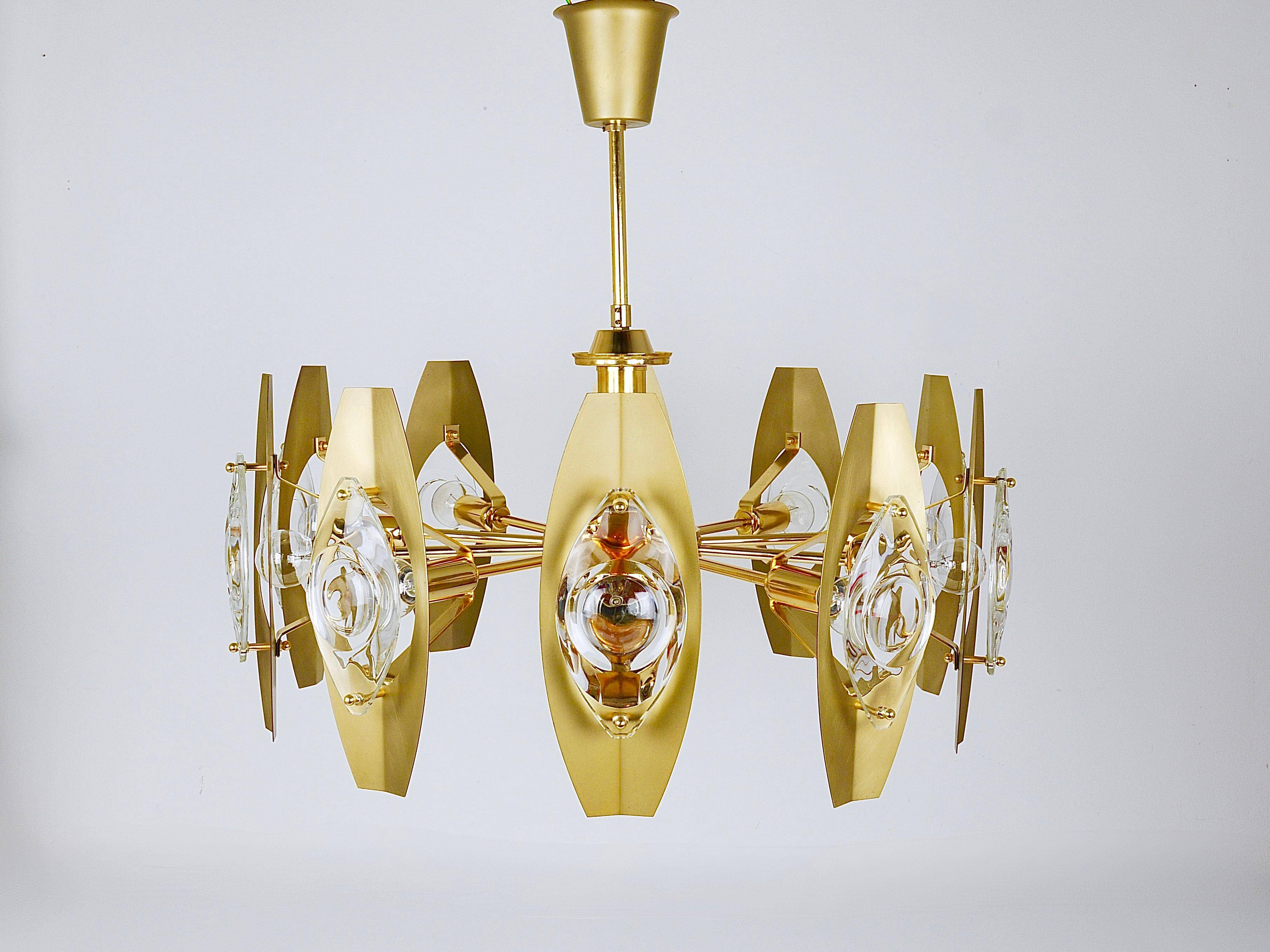 Oscar Torlasco brass chandelier of 25 inches with optical prism lenses, Italy, 1970s.