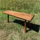 Banc tripode en chene brutaliste
