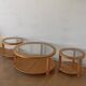 3 tables rondes avec plateaux en verre