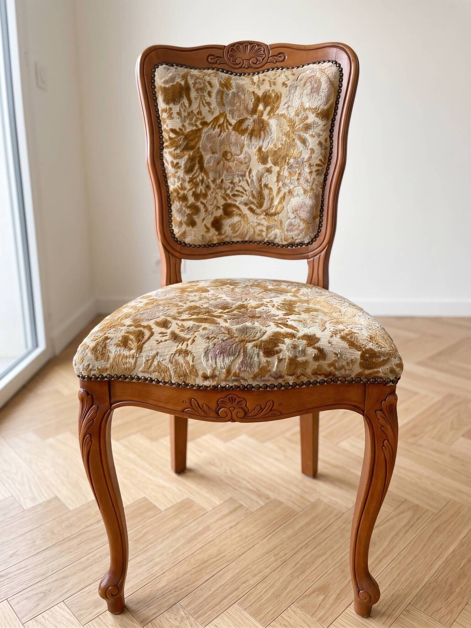 Oval table and 4 chairs in Louis XV style made of wood.