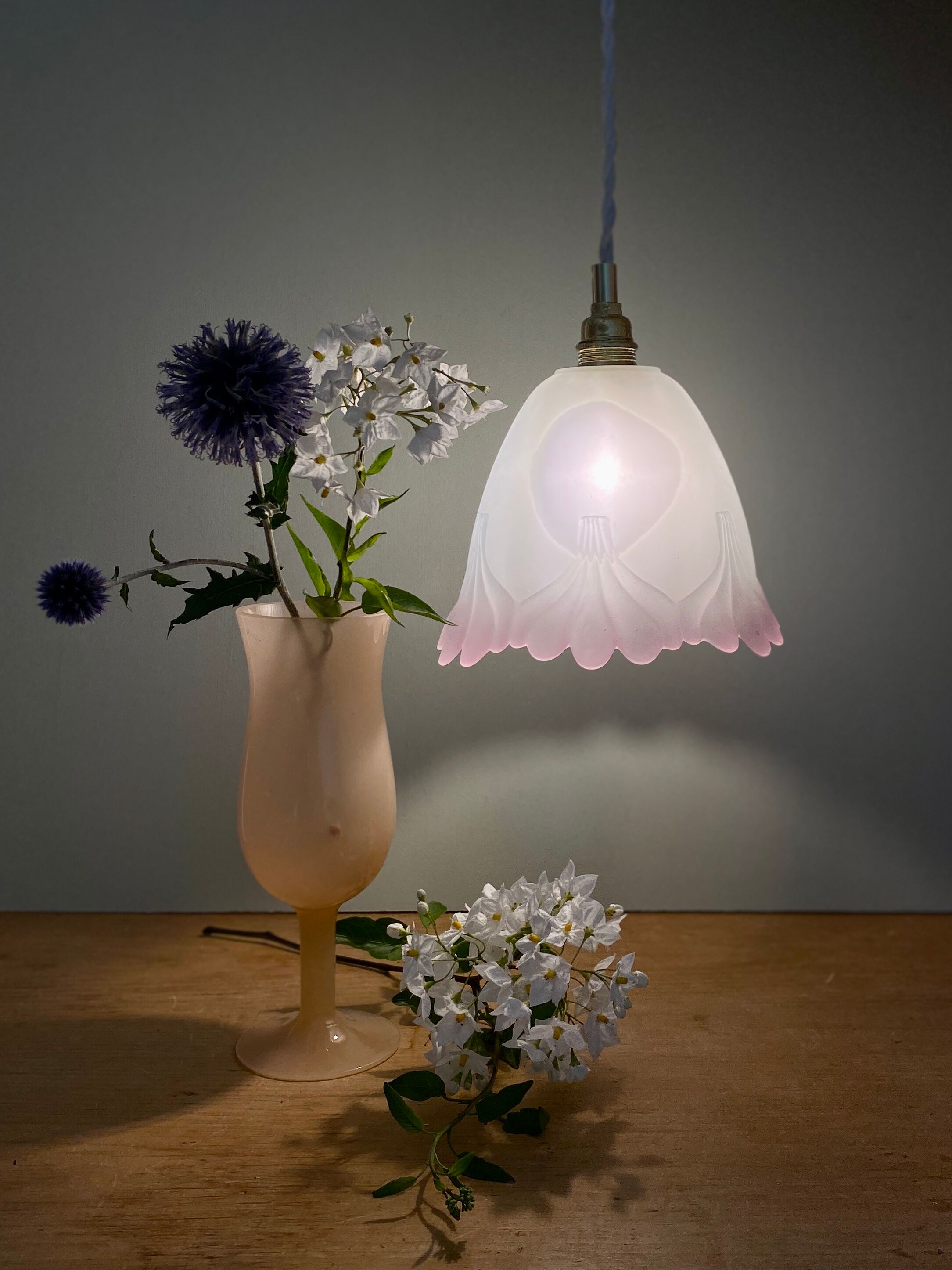 Vintage tulip suspension in frosted glass half white half pink