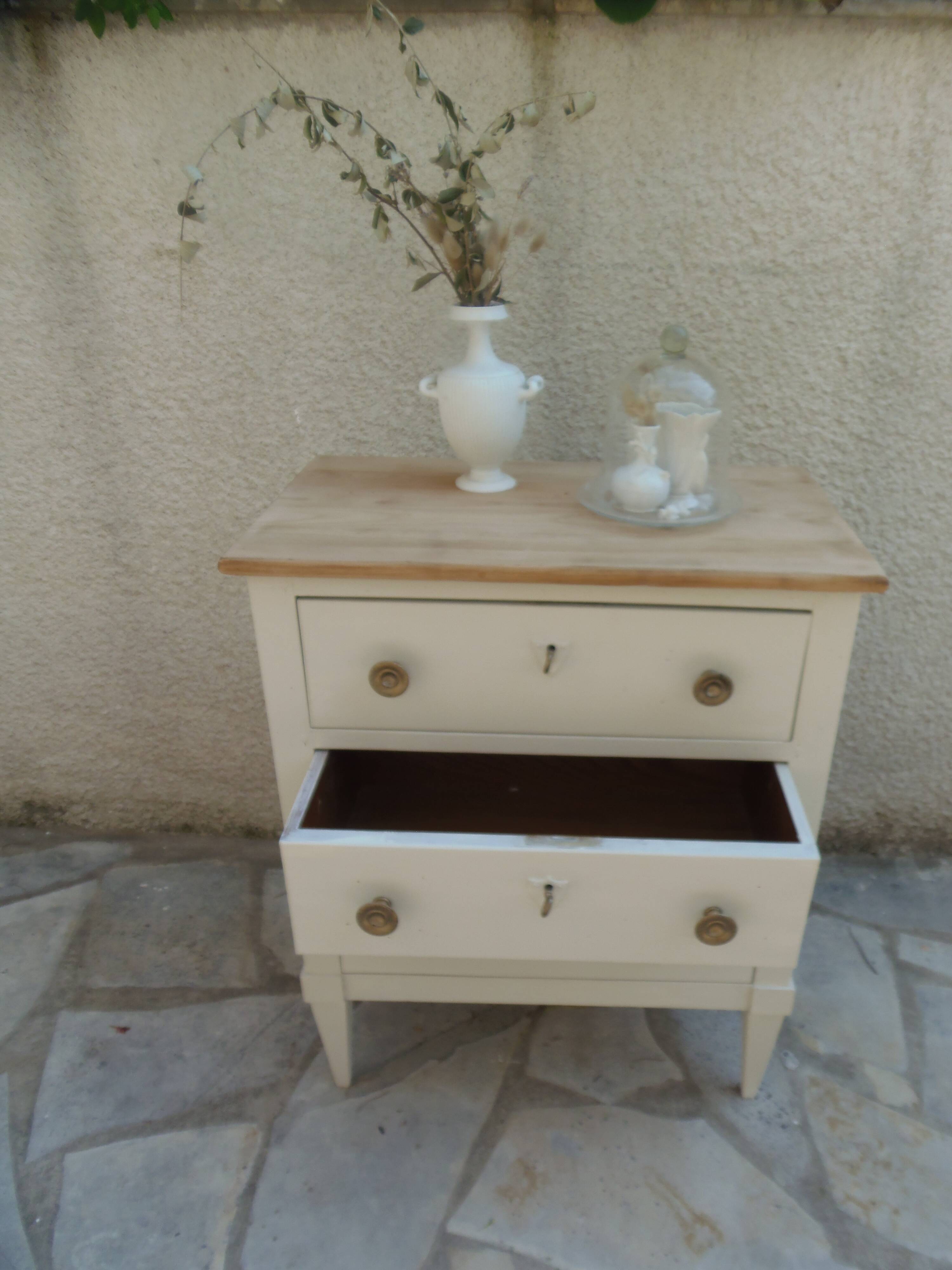 Petite commode classique sublimée en beige, plateau bois.