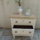 Petite commode classique sublimée en beige, plateau bois.